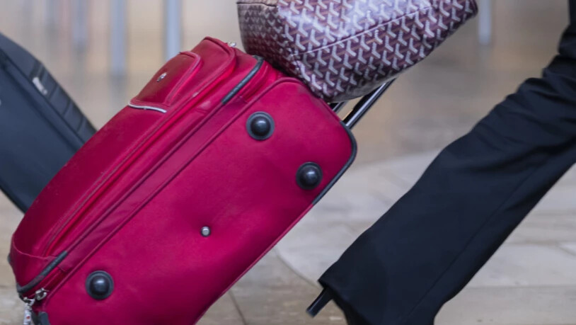 Weniger Geld für den Sommerurlaub: Französinnen und Franzosen planen laut Umfrage kürzere Reisen und suchen nach günstigeren Angeboten. (Symbolbild)