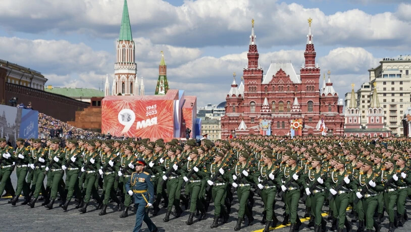 ARCHIV - Russische Soldaten marschieren auf dem Roten Platz während der Militärparade zum Tag des Sieges, anlässlich des 78. Jahrestages des Endes des Zweiten Weltkriegs. Foto: Pelagia Tikhonova/M24/Moscow News Agency/AP/dpa