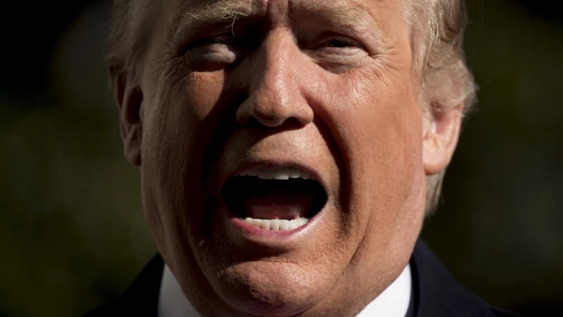 ARCHIV - US-Präsident Donald Trump spricht mit Medienvertretern in Washington (Archivbild). Foto: Andrew Harnik/AP/dpa