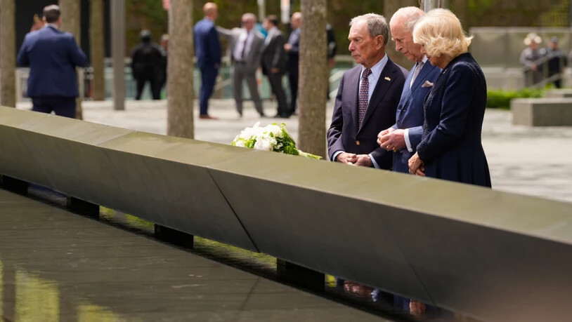 Großbritanniens König Charles III. (M) und Königin Camilla besuchen das 9/11 Memorial mit dem ehemaligen Bürgermeister von New York City, Michael Bloomberg. Foto: Seth Wenig/AP/dpa