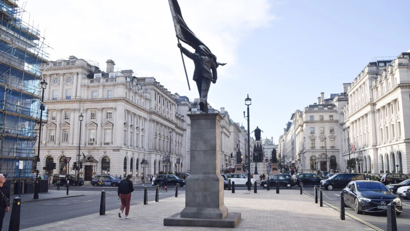 Am Waterloo Place in Londons steht eine Statue, die am Sockel die Signatur «Banksy» trägt. Foto: Vuk Valcic/ZUMA Press Wire/dpa