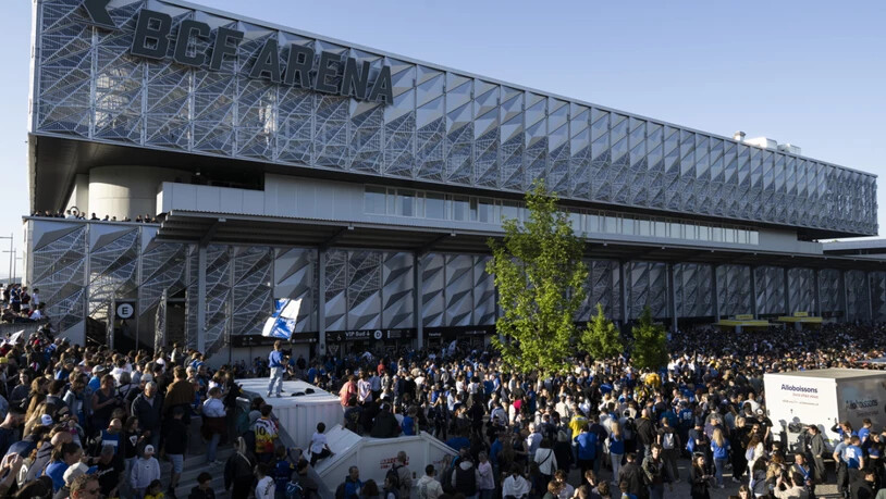 Vor dem und im Freiburger Eishockeystadion haben sich am Donnerstagabend mehrere Tausend Personen versammelt.