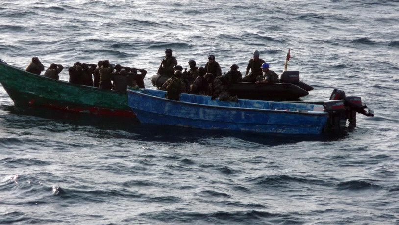 ARCHIV - Im Rahmen der EU-Mission «Atalanta» hat die französische Marine am 03.05.2009 vor der ostafrikanischen Küste elf mutmaßliche Piraten gefangen genommen (Foto des französischen Verteidigungsministeriums). Foto: DB MoD France/dpa