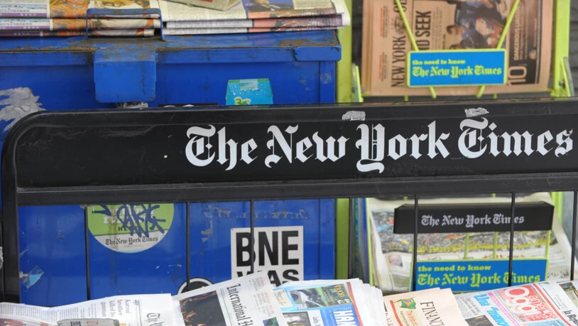 ARCHIV - Zeitungen liegen in der Auslage eines Zeitungsladens in New York. Foto: Soeren Stache