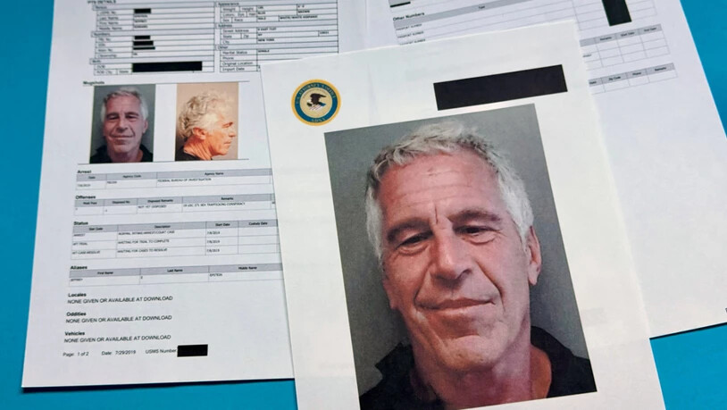 ARCHIV - Dokumente mit geschwärzten Passagen, die in den vom US-Justizministerium freigegebenen Jeffrey-Epstein-Akten enthalten sind, werden am Freitag, 2. Januar 2026, in Washington gezeigt und fotografiert. Foto: Jon Elswick/AP/dpa - ACHTUNG: Nur zur…
