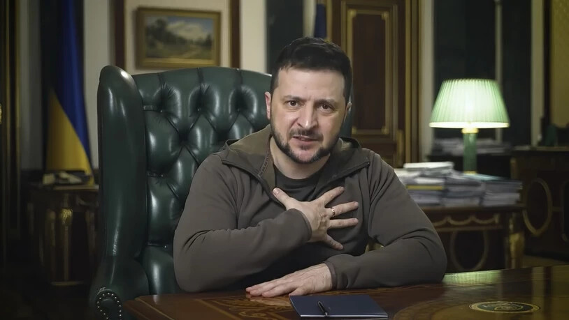 ARCHIV - Der ukrainische Präsident Wolodymyr Selenskyj richtet sich fast täglich mit Videobotschaften an seine Landsleute, um über die Entwicklungen im Krieg zu berichten. Foto: Uncredited/AP/dpa