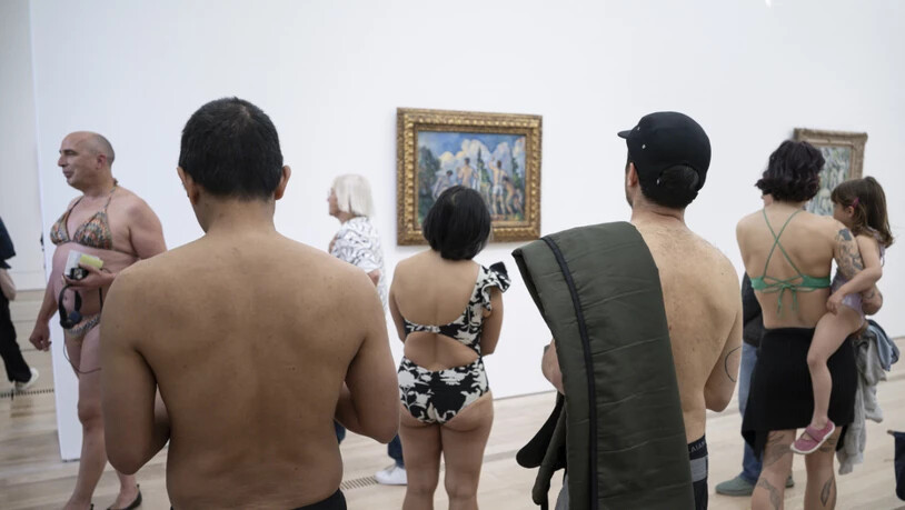 Besuchende in Badekleider begutachten ein Bild von Paul Cézanne. Wer am Freitag in Badekleidung erschien, erhielt in der Fondation Beyeler einen Gratiseintritt.