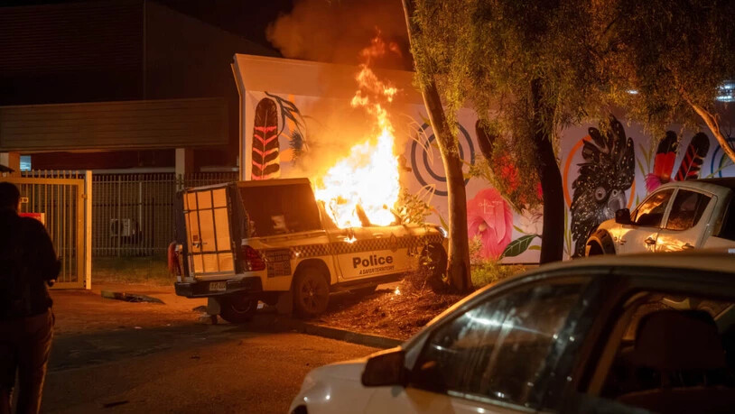 Ein Polizeifahrzeug brennt vor dem Krankenhaus in Alice Springs, wo ein Mann, der verdächtigt wird, ein fünfjähriges Mädchen getötet zu haben, unter Polizeibewachung steht. Foto: Rhett Hammerton/AAP Image/AP/dpa