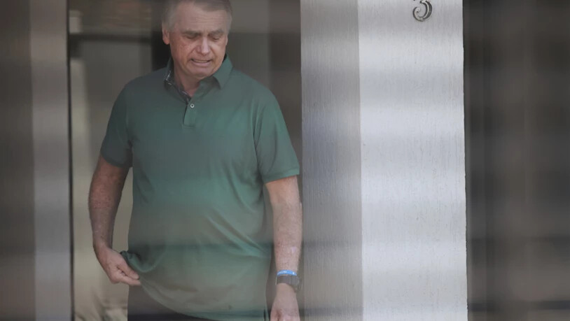 ARCHIV - Brasiliens ehemaliger Präsident Jair Bolsonaro steht am Eingang seines Hauses. Foto: Luis Nova/AP/dpa/Archivbild