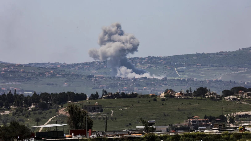 Rauch steigt nach einem israelischen Luftangriff auf den Südlibanon auf, vom Norden Israels aus gesehen. Foto: Gil Cohen-Magen/dpa