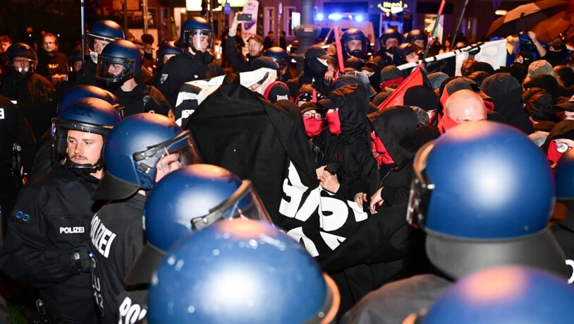 dpatopbilder - Polizeibeamte geraten kurz vor Ende der Demonstration «Revolutionärer 1. Mai - Freiheit. Frieden. Solidarität.» mit Teilnehmern aneinander. Am 1. Mai finden bundesweit und auch in der Stadt mehrere Demonstrationen und Veranstaltungen statt…