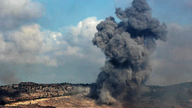 ARCHIV - Schwarze Rauchschwaden steigen nach einem israelischen Luftangriff auf einen mutmaßlichen Hisbollah-Stützpunkt am Rande der südlibanesischen Stadt Nabatieh auf. Foto: STR/dpa