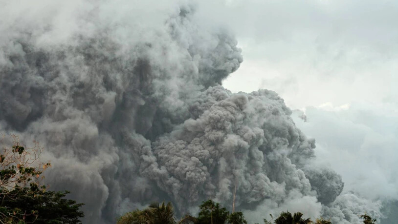 Der Vulkan «Mayon» spuckt Asche. Foto: Nehemiah Manzanilla Sitiar/AP/dpa