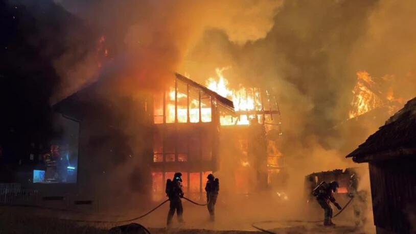 Angehörige von drei regionalen Feuerwehren brachten am Sonntagmorgen den Brand dreier Gebäude in Langnau BE unter Kontrolle.