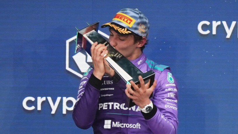 Kimi Antonelli küsst nach seinem Triumph in Miami die Siegertrophäe