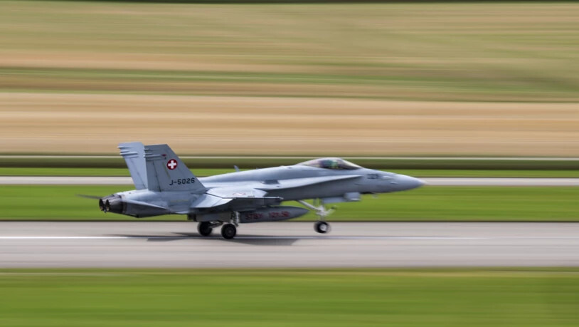 Fünf solche F/A-18-Kampfflugzeuge der Schweizer Luftwaffe heben Richtung Griechenland ab. Dort werden sie an einer der grössten Nato-Übungen Europas teilnehmen. (Archivbild)