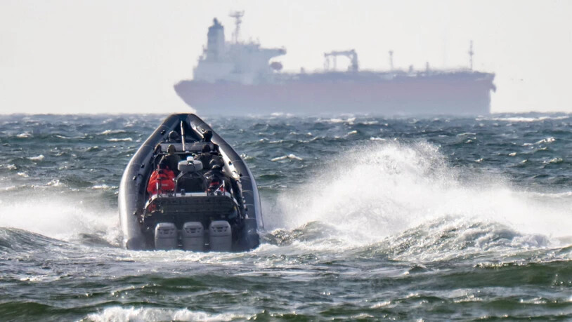ARCHIV - Die schwedische Polizei National Task Force und die Küstenwache sind auf dem Weg zu dem bereits geenterten Tanker "Sea Owl I" (Archivbild). Foto: Johan Nilsson/TT News Agency via AP/dpa - ACHTUNG: Nur zur redaktionellen Verwendung und nur mit…