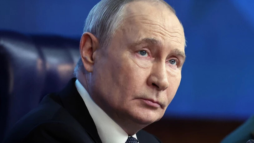 ARCHIV - Der russische Präsident Wladimir Putin nimmt an der jährlichen Vorstandssitzung des Verteidigungsministeriums in Moskau teil. Foto: Alexander Kazakov/Pool Sputnik Kremlin via AP/dpa/Archivbild