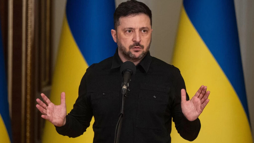 ARCHIV - Wolodymyr Selenskyj, Präsident der Ukraine, spricht während eines Briefings. Foto: Danylo Antoniuk/AP/dpa/Archivbild
