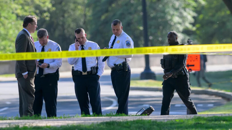 dpatopbilder - Beamte des Metropolitan Police Department reagieren, nachdem eine Person in der Nähe des Washington Monuments in Washington von den Ordnungskräften angeschossen wurde. Foto: Rod Lamkey/AP/dpa