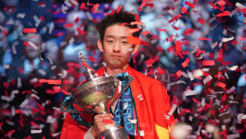 Wu Yize posiert mit dem Weltmeister-Pokal