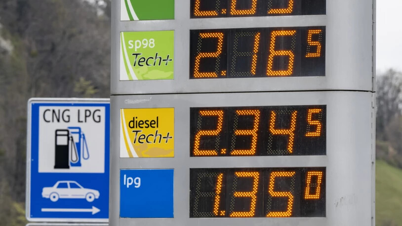 Unter anderem höhere Benzinpreise sorgten in der Schweiz im April für einen Inflationsschub. (Archivbild)