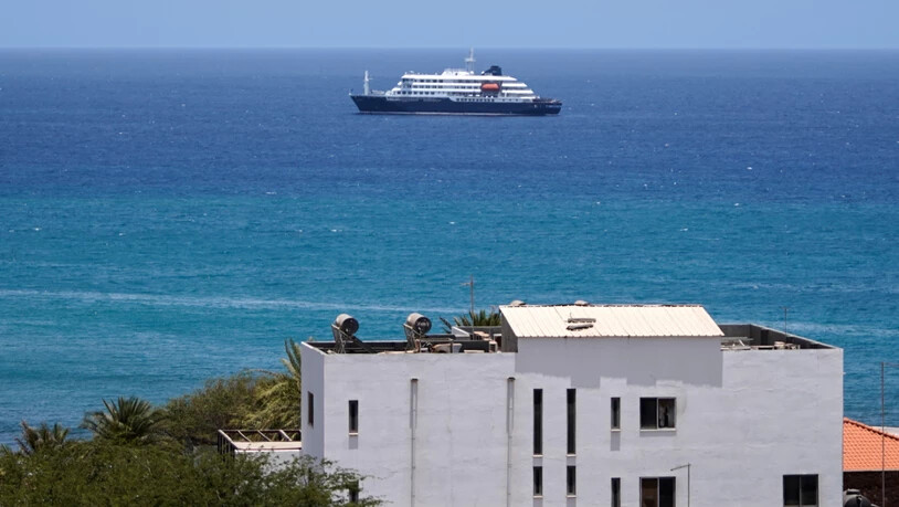 dpatopbilder - Das Kreuzfahrtschiff «Hondius» liegt im Hafen von Praia, Kap Verde, vor Anker. Foto: Arilson Almeida/AP/dpa