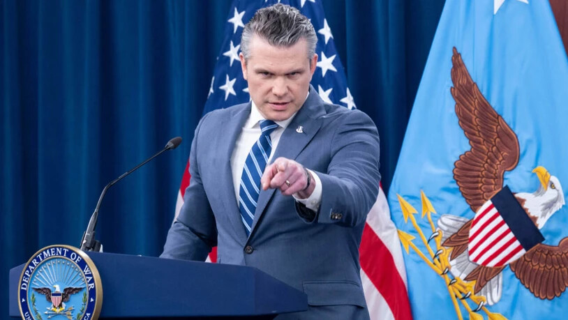 ARCHIV - US-Verteidigungsminister Pete Hegseth im Pentagon. Foto: Kevin Wolf/FR33460 AP/dpa/Archivbild