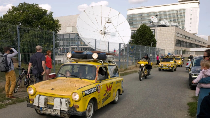 ARCHIV - Ein Trabant fährt an der Zentrale des öffentlich-rechtlichen tschechischen Fernsehens (CT) vorbei. Foto: Michael Heitmann/dpa