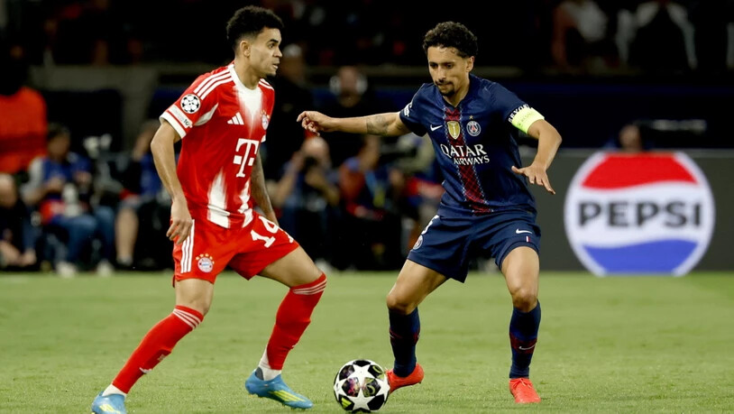 Bayerns Luis Diaz (links) im Zweikampf um den Ball mit PSG-Verteidiger Marquinhos