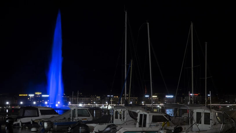 Zum Anlass des Schweizer Aktionstags für ME-Betroffene werden Sehenswürdigkeiten in der Schweiz wie der Jet d'eau in Genf blau angestrahlt. (Archivbild)