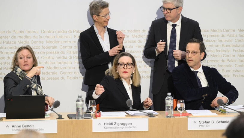 Die Staatspolitische Kommission des Ständerats (SPK-S) folgt bei der EU-Referendumsfrage dem Juristen Stefan Schmid (rechts), der eine Übergangsbestimmung in der Verfassung fordert. Das heisst, dass die EU-Verträge ein Volks- und ein Ständemehr erfordern…