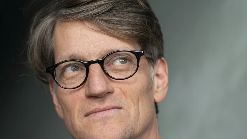 Der in Zürich lebende Autor und Spoken-Word-Künstler Gerhard Meister wird mit dem ZKB-Schillerpreis 2026 ausgezeichnet. Die Ehrung erhält er für sein Buch "Cha me das therapiere".