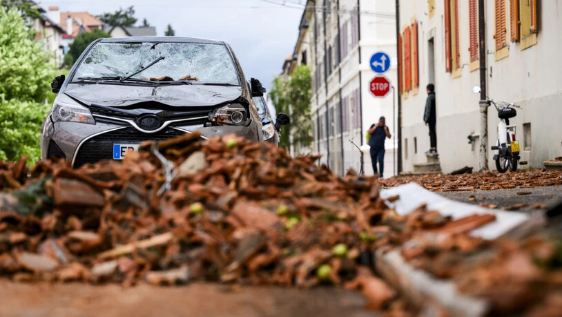 Zahlreiche Dachziegel wurden durch die extremen Böen abgerissen und als gefährliche Geschosse durch dicht bebaute Quartiere geschleudert. (Archivbild)