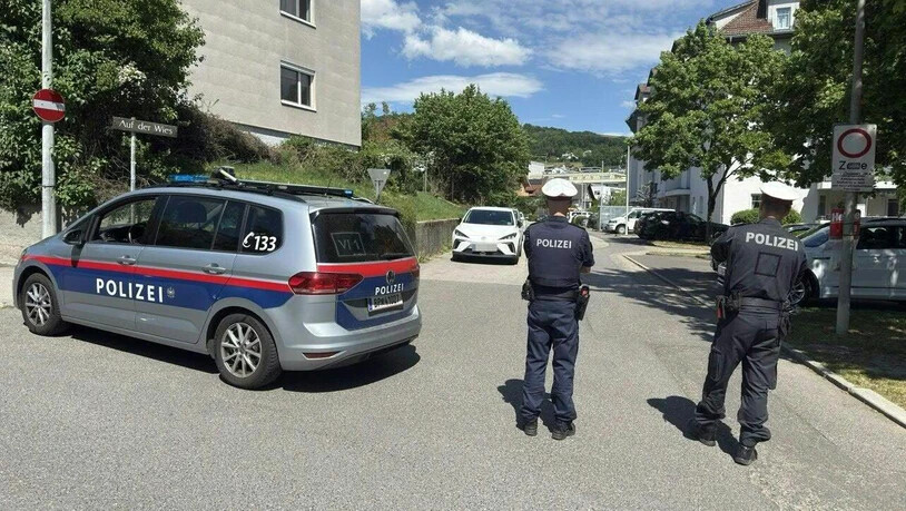 HANDOUT - Polizisten sind in der Nähe des Tatorts in Linz im Einsatz. Foto: Fotokerschi/Werner Kerschbaummay/APA/dpa - ACHTUNG: Nur zur redaktionellen Verwendung im Zusammenhang mit der aktuellen Berichterstattung und nur mit vollständiger Nennung des…