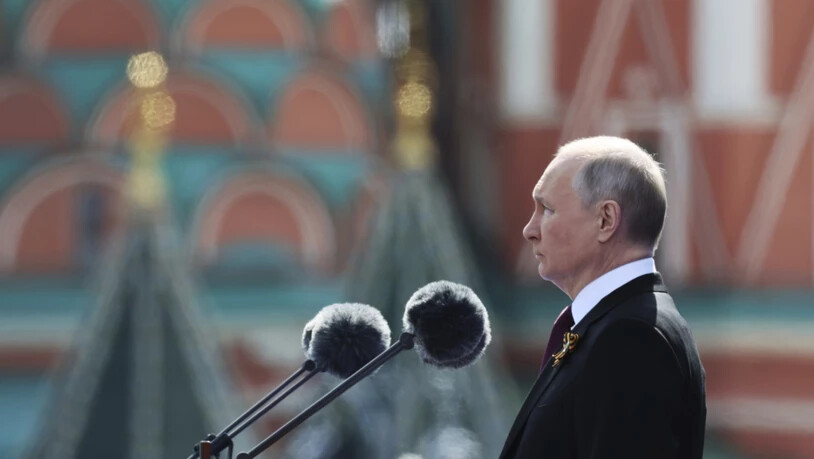 ARCHIV - Der russische Präsident Wladimir Putin hält eine Rede während der Militärparade zum Tag des Sieges anlässlich des 78. Jahrestages des Endes des Zweiten Weltkrieges auf dem Roten Platz in Moskau. Foto: Gavriil Grigorov/AP/dpa