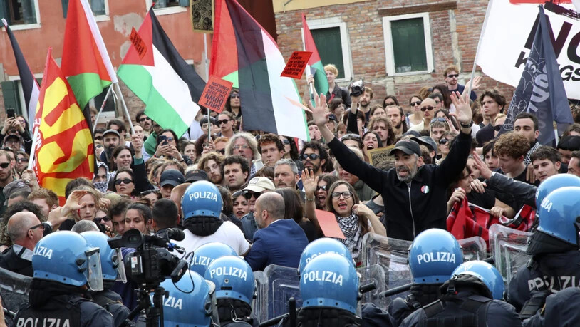 Menschen nehmen an einer Demonstration gegen die Anwesenheit des israelischen und des russischen Teilnehmer auf der Biennale von Venedig teil. Kurz vor Eröffnung der 61. Kunstbiennale in Venedig haben rund 2.000 Menschen gegen die Teilnahme Israels…
