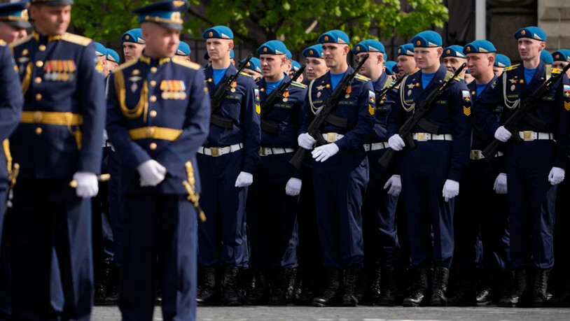 Russische Soldaten stehen in Formation für die Militärparade zum Tag des Sieges in Moskau. Foto: Pavel Bednyakov/Pool AP/AP/dpa