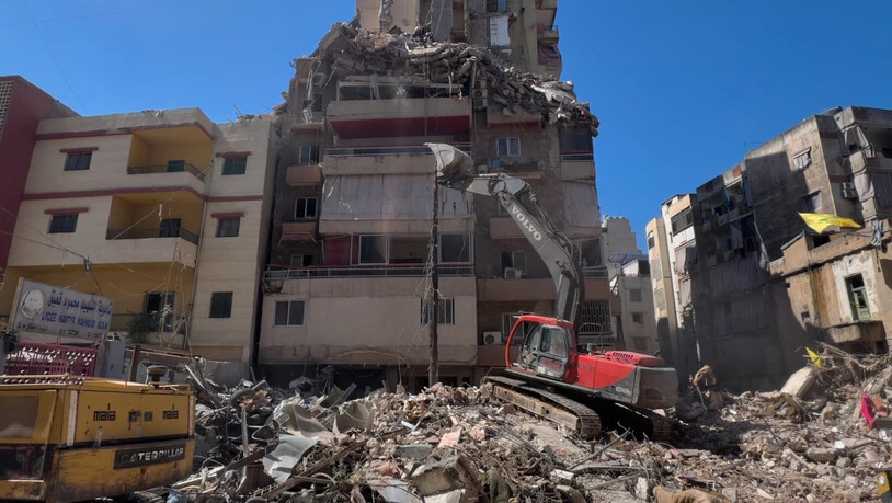 Ein Bagger beseitigt die Trümmer eines zerstörten Gebäudes in einem südlichen Vorort von Beirut. Foto: Hussein Malla/AP/dpa/Archivbild