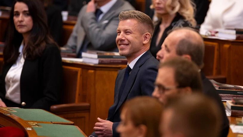 Der designierte ungarische Ministerpräsident Peter Magyar lächelt vor der Inaugurationszeremonie im Parlament. Foto: Denes Erdos/AP/dpa