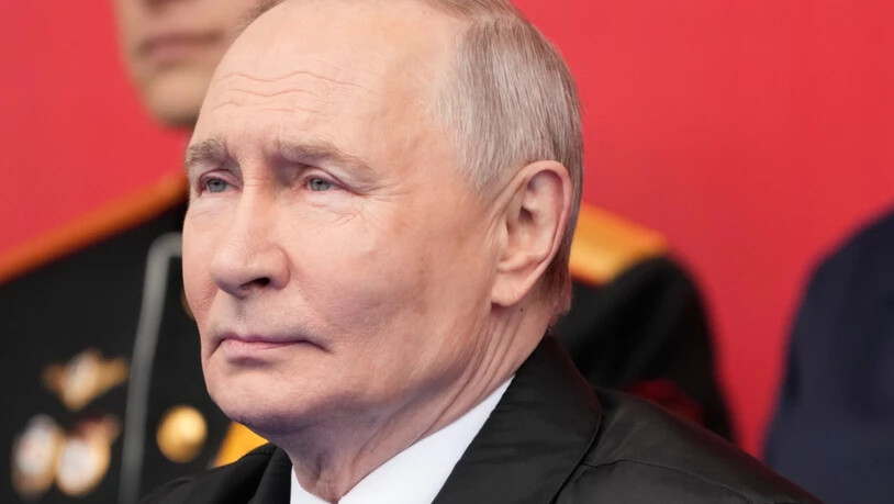 Der russische Präsident Wladimir Putin nimmt an der Militärparade zum Tag des Sieges in Moskau teil. Foto: Pavel Bednyakov/Pool AP/AP/dpa