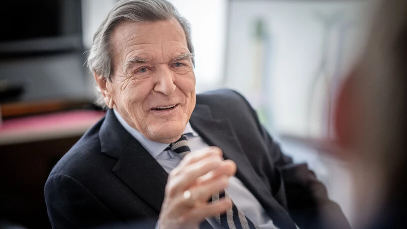 ARCHIV - Gerhard Schröder (SPD), Bundeskanzler von 1998 bis 2005, aufgenommen in seiner Kanzlei. Foto: Michael Kappeler/dpa