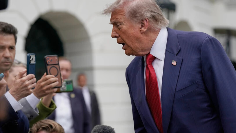 US-Präsident Donald Trump spricht zu Reportern, bevor er auf dem Südrasen des Weißen Hauses zur Marine One geht. Foto: Jose Luis Magana/AP/dpa