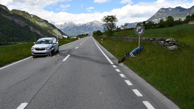 Schwer verletzt: Der Töfffahrer kollidierte frontal mit einem Auto.