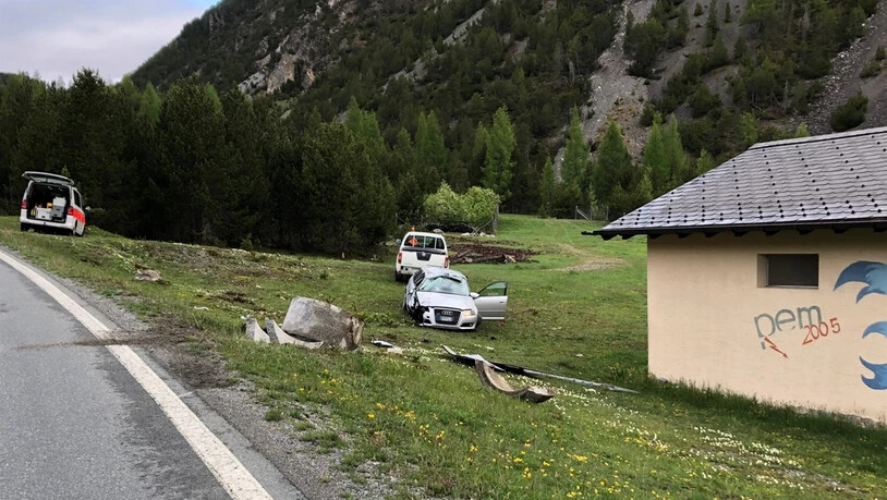 Nach der Kollision mit dem Sockel: Das Auto kam schwer beschädigt auf der Wiese zum Stehen.