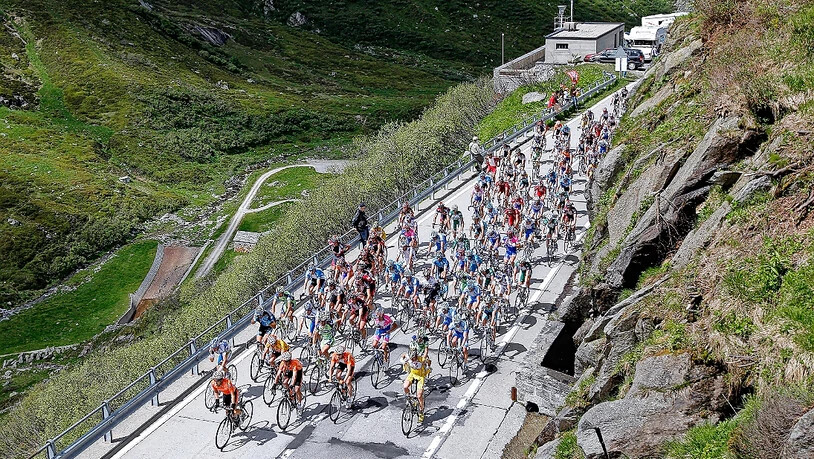 Evergreen: Zum 36. Mal in der Geschichte bezwingt der Tour-Tross den Lukmanierpass. 