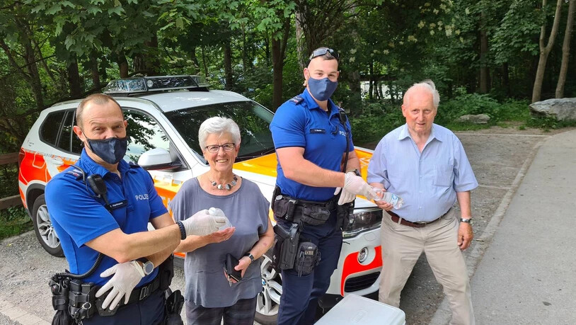Die Stadtpolizei verteilt diese Woche Trinkwasser.