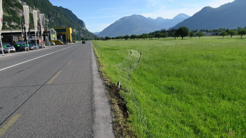 Beim zweiten Unfall durchbrach ein Autofahrer den Strassenzaun der Landstrasse in Netstal.