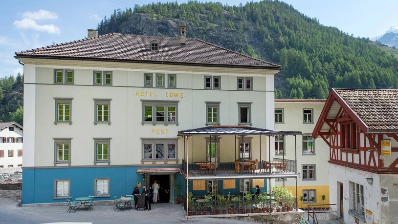 Die Eröffnung des frisch renovierten «Post Hotel Löwe» in Mulegns: Neue Fassade und Veranda.