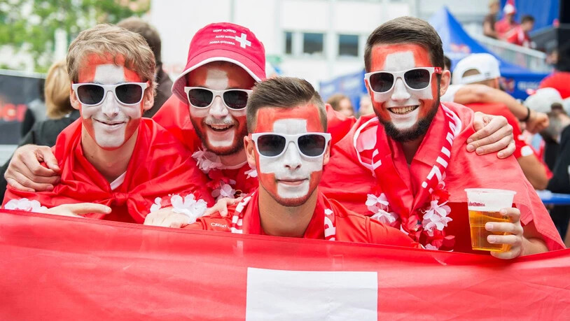 Schweizer Fans im Jahr 2016 im Public Viewing in Chur. 